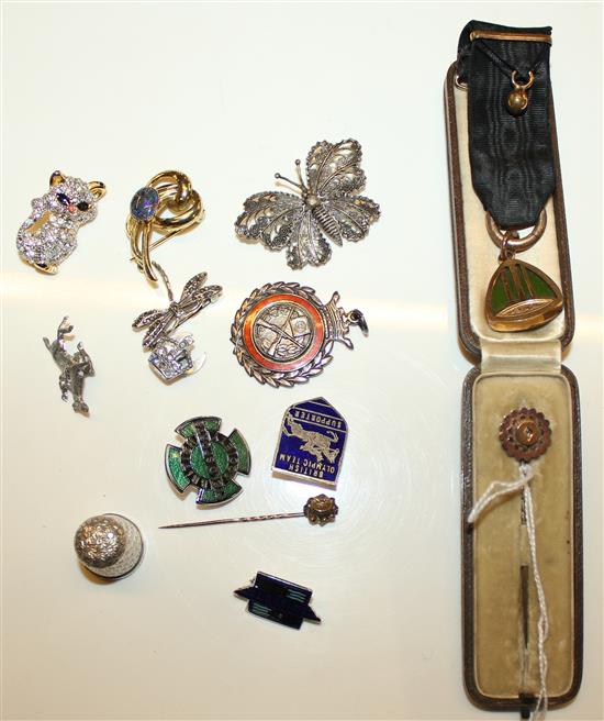 Eight compacts, Stratton etc, 15ct stickpin & another, sundry badges etc.